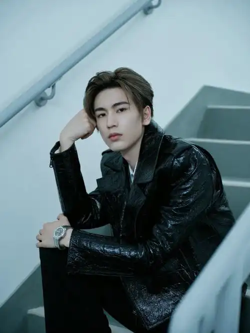 张凌赫黑色皮衣机车造型##张凌赫楼梯冷感大片