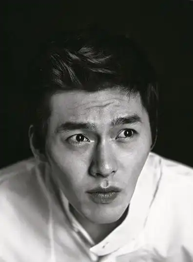 硬朗的发线,剪辑清晰的短发,搭配黑色皮夹克,男人的硬朗气质被玄彬