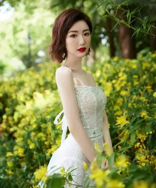 毛晓彤碎光雾云裙性感美背写真,一袭白色纱裙,仙气十足 –第 6 页–