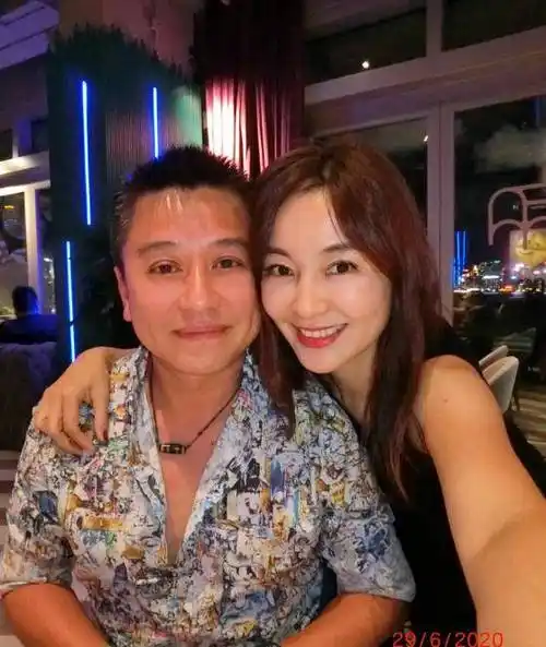 原创小昭陈秀丽嫁鞋业大亨生双胞女43岁晒煮妇照宛若冻龄