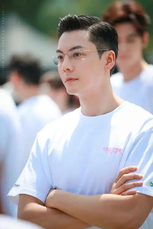 陈伟霆给现偶上强度了##陈伟霆背头卷发