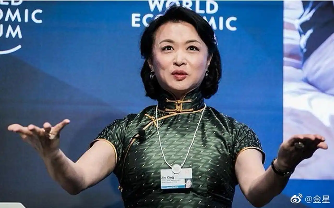 意外送迪丽热巴上热搜后,金星拒不改口,并放出照片自证:文化自信是在