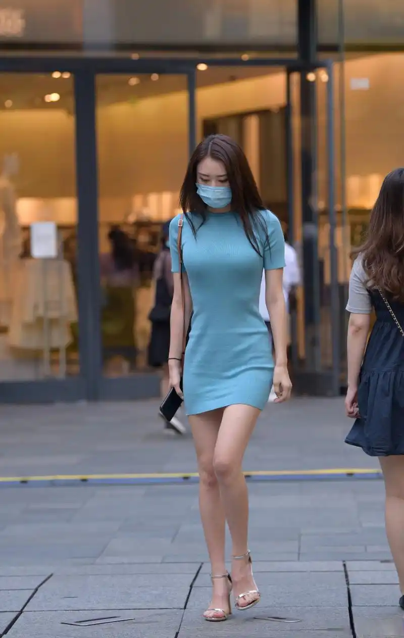 这个美女身材好匀称,性感的刚刚好