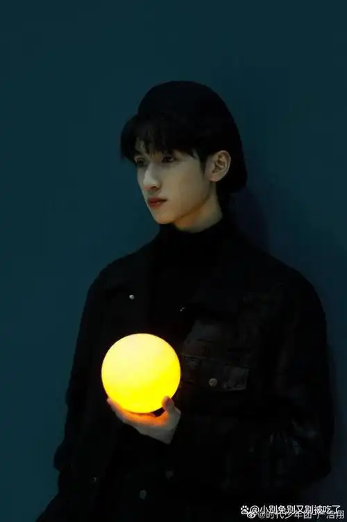 严浩翔是一位多次出道的偶像艺人,他最初在11岁时以super-u组合身份在