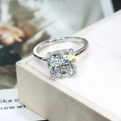 s925银白金镶嵌莫桑枕形肥方5克拉主石女士轻奢高端钻戒热卖款