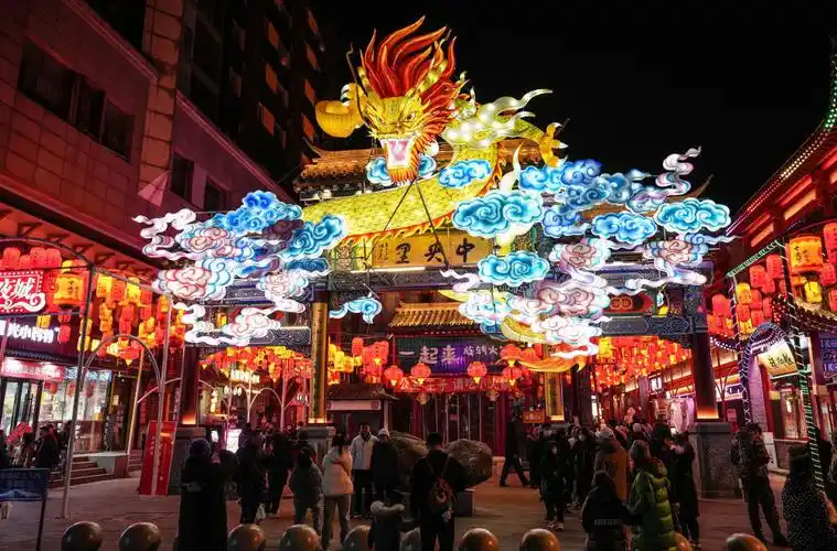 2月11日,游客在沈阳中街游览.新华社记者 潘昱龙 摄