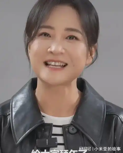 贾玲瘦身成功穿衣风格大变从暖色系变为中色系为主色调