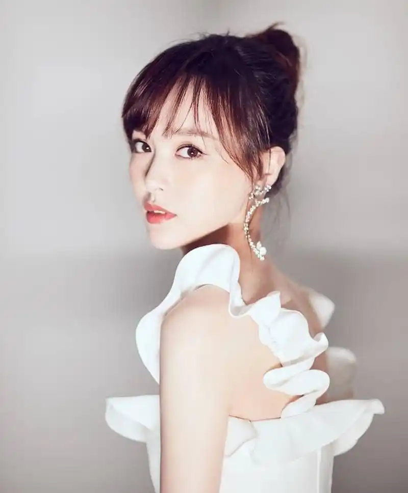 曲线优美,性感迷人的#唐嫣# 甜美优雅,妩媚端庄,香肩玉背,美艳绝伦.