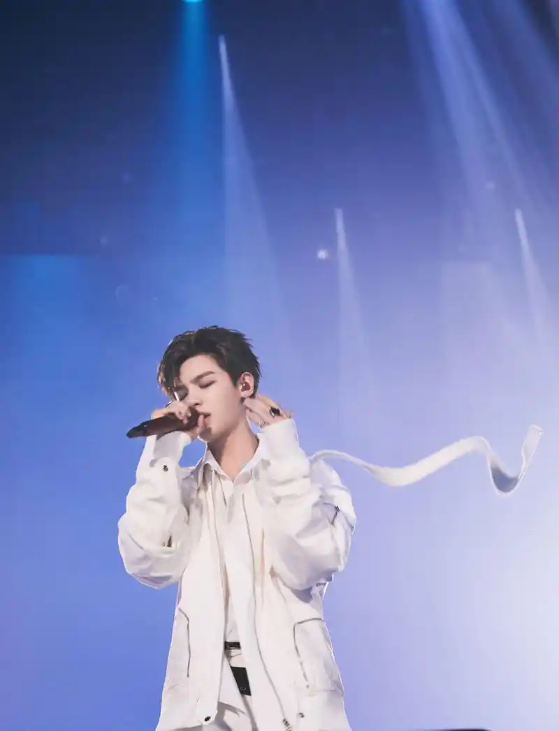 justin新闻191013黄明昊毕业礼物送上npc限定的记忆演唱会官方照合集