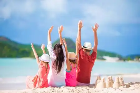 开心的白色沙滩上幸福美好的家庭照片