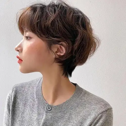 纹理烫是一种似卷非卷的卷发效果,和你理解的大卷发型有所不同,因为