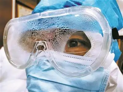 戴着充满雾气的护目镜的援鄂一线医务人员