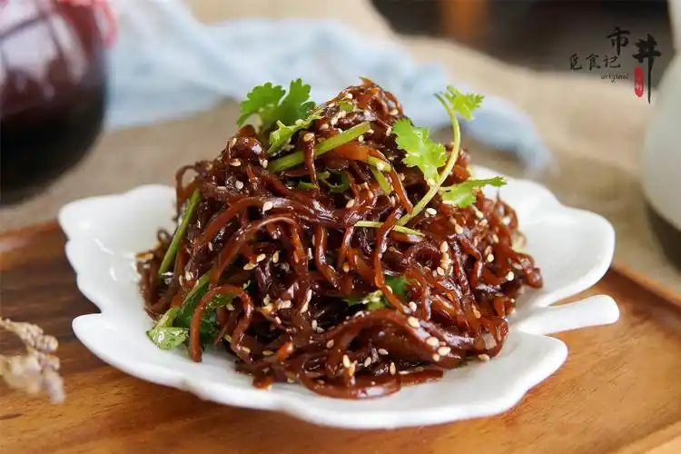 冬天做咸菜,不用腌不用晒,一炒一蒸能"速成",咸香嘎嘣脆