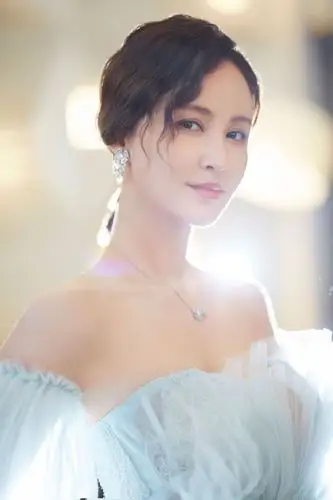 张歆艺白裙优雅双11晚会写真图片