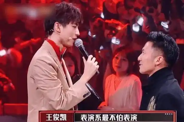 王俊凯不惧挑战,现场"壁咚"谢霆锋,女选手的表情全场最佳