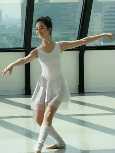 刘亦菲跳芭蕾舞广告造型曝光(4)