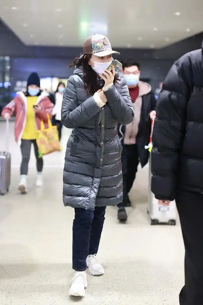 31 09:23:33 1 / 5 新浪娱乐讯 2020年12月30日,李小冉亮相上海机场