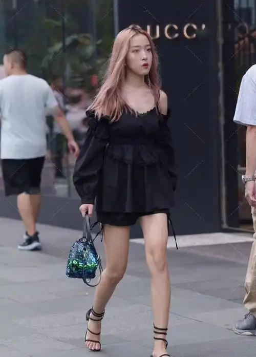 黑色穿搭配粉棕发色甜美中不失个性裙子上衣韩范儿十足