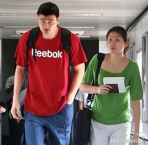 姚明家人现状42岁妻子风韵犹存皮肤光亮13岁女儿身高近2米