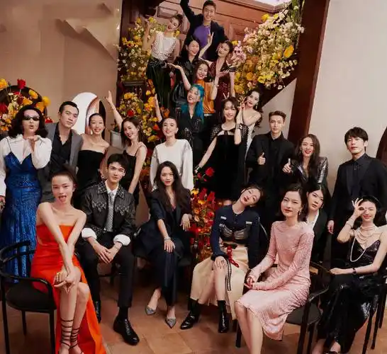 昨晚,关伟直接放出了当时"新篇章之夜"盛典的明星大照.