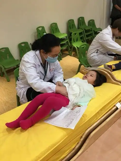 在辖区幼儿园开诊体检工作