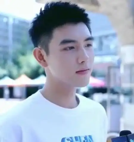 少年的你易烊千玺发型男生两边铲发型是真的火了