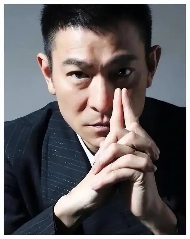 62岁刘德华近照老态龙钟?头发花白啤酒肚显现一脸愁容,网友震撼