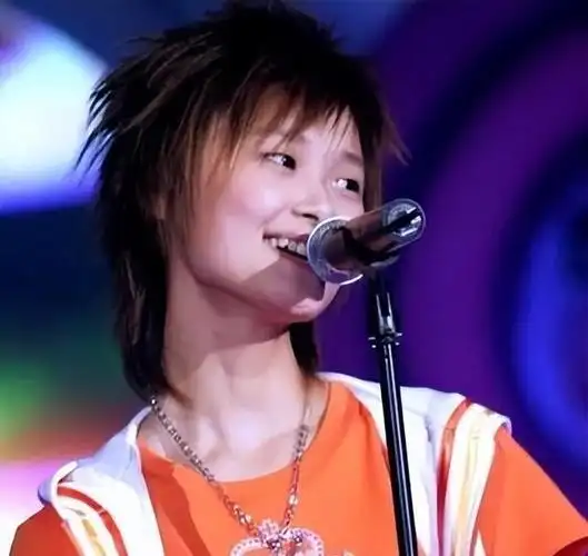 自从踏上《超级女声》的舞台,李宇春的形象便经历了一次巨大的蜕变.