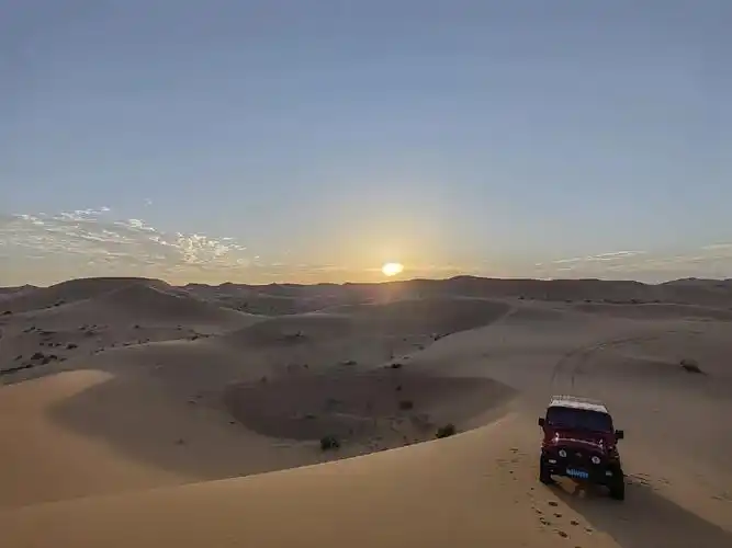 阿拉善左旗腾格里沙漠月亮湖