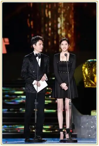 当173关晓彤和172唐嫣同穿黑色小短裙,终于见识到美人腿长啥样了