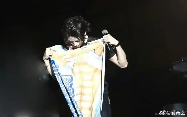 小鬼王琳凯音乐节露58块腹肌##起猛了看见小鬼露58块腹肌