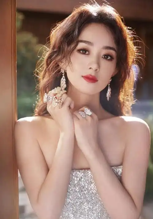 赵丽颖最新活动照好惊艳双手戴四个戒指贵气十足钻石头饰抢镜