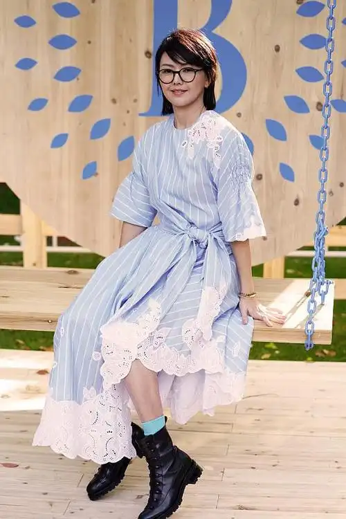 孙燕姿生图也很美扮嫩学阿拉蕾意外的显得脸蛋还挺小