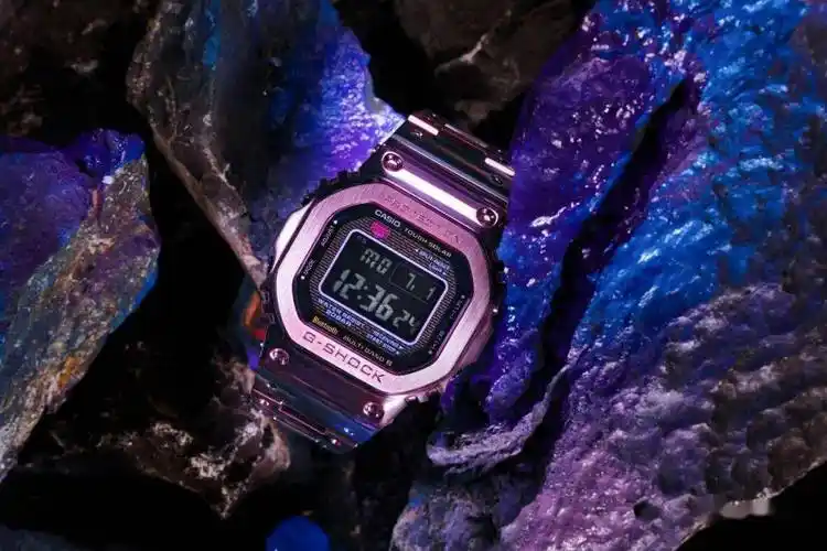 而最近刚上市的g-shock全新gmw-b5000"东京暮色"腕表,以东京黄昏的