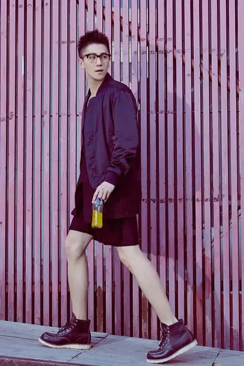 国民校草董晨曝酷炫写真