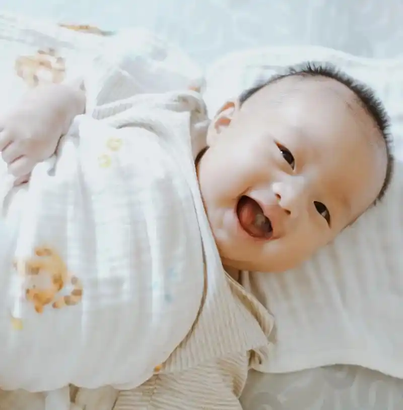 两个月特别爱笑的小姑娘 #爱笑的宝宝很可爱 #你的可爱治愈一 - 抖音