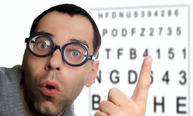 的时候发现自己的视力又有近视的话,就算驾驶证的照片上自己是祼眼的