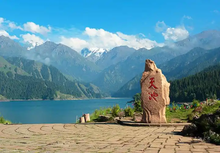 天山天池是一个风景优美的高山湖泊,人称"聚宝盆",天山天池古称"瑶池"