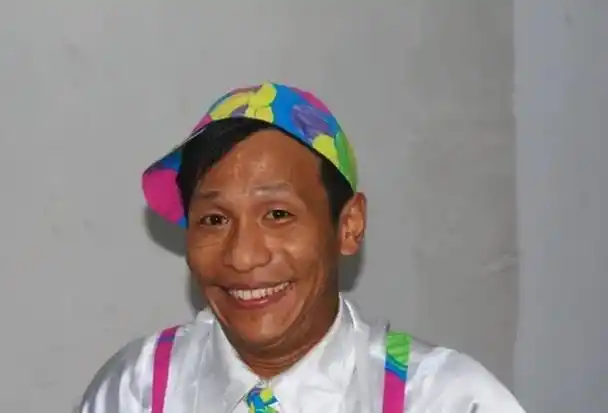 宋小宝爆火后娶女粉跟霍晓红离婚,19年过去,差距一个天一个地!