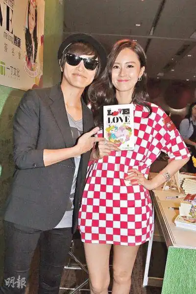 何韵诗送傅颖抱抱 "分手"6年书展相遇