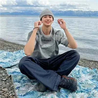 干净的蓝色调风景男头背影酷酷的 精致男生头像成熟男人专用