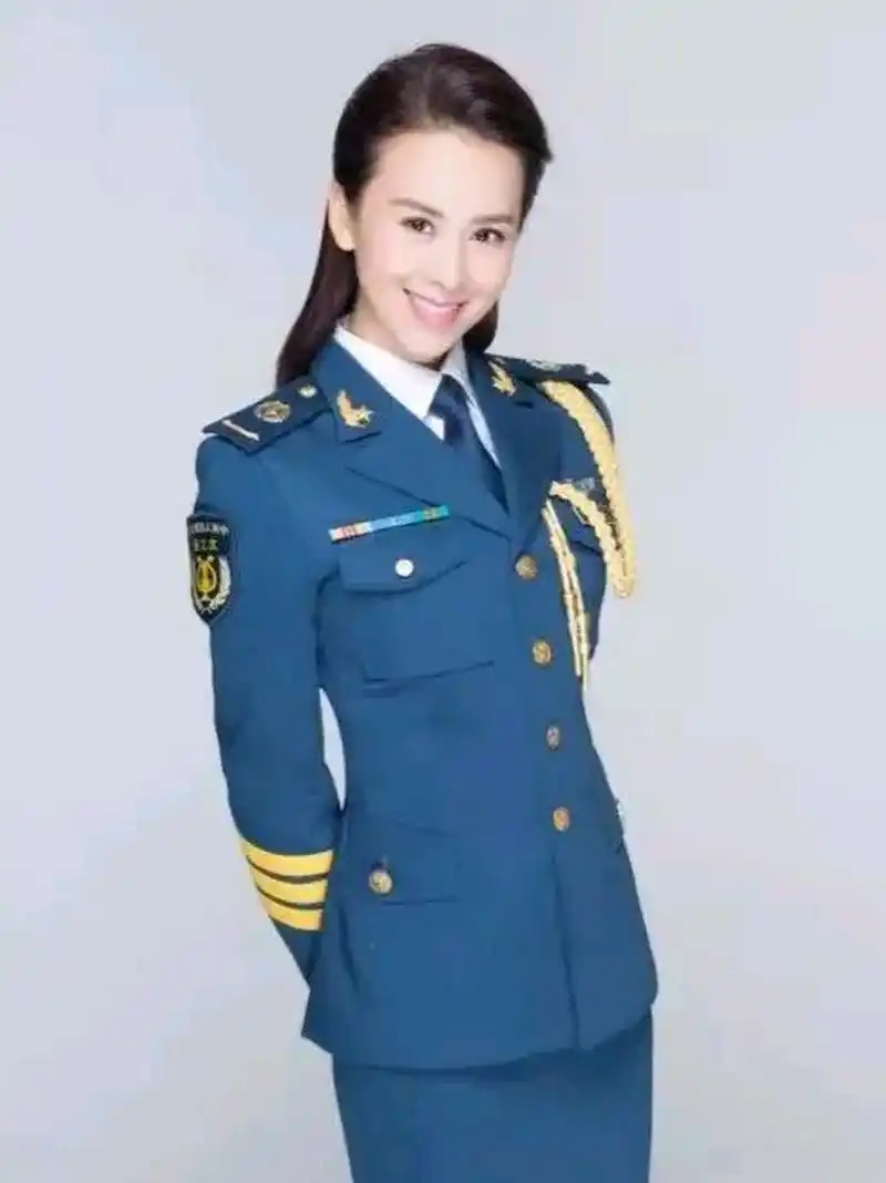 王雅洁端庄大气,演唱从容自若,演唱风格轻快悠扬,好像尘封已久的心,也