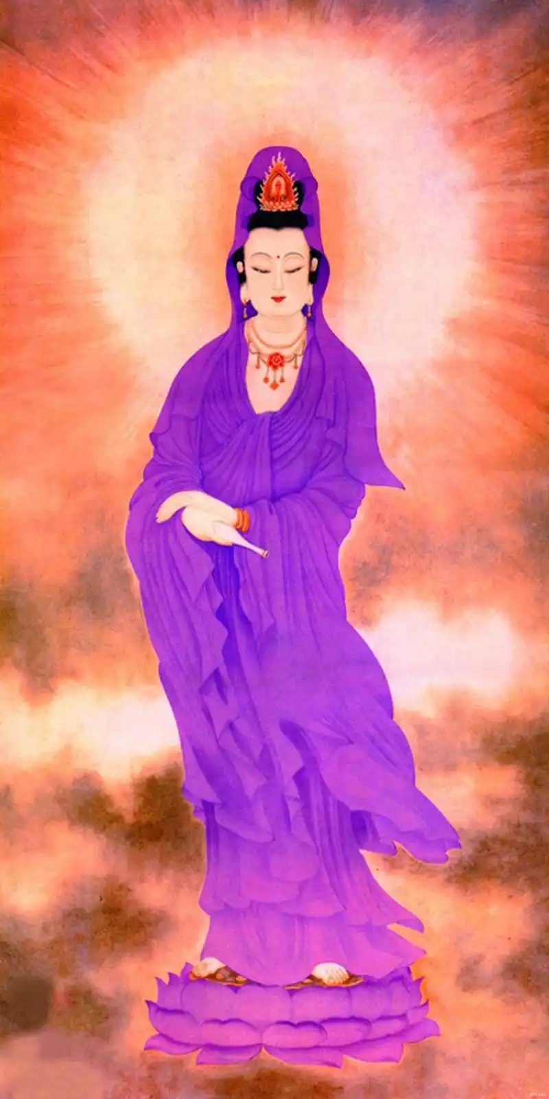 观音菩萨佛光初现,佛弟子虔诚礼拜,为子女家人求福,新年工作顺利,心想