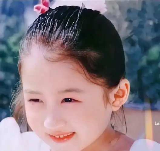 关晓彤幼儿时期童年照