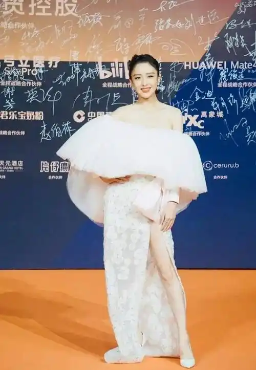 佟丽娅裙子太夸张,咏梅最端庄_造型_身材_风格