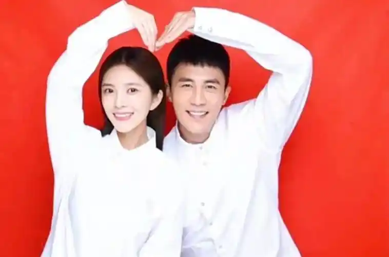 杜淳为什么娶二婚女看他结婚后王灿的状态就知道了,年轻了十岁_结婚照