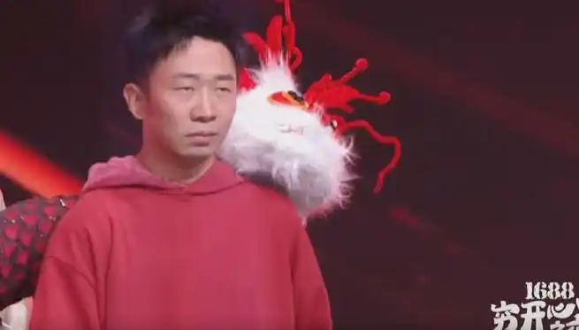 我看到迪哥在1688穷开心之夜走秀的场面,一整个就是王嘉尔看朴振英