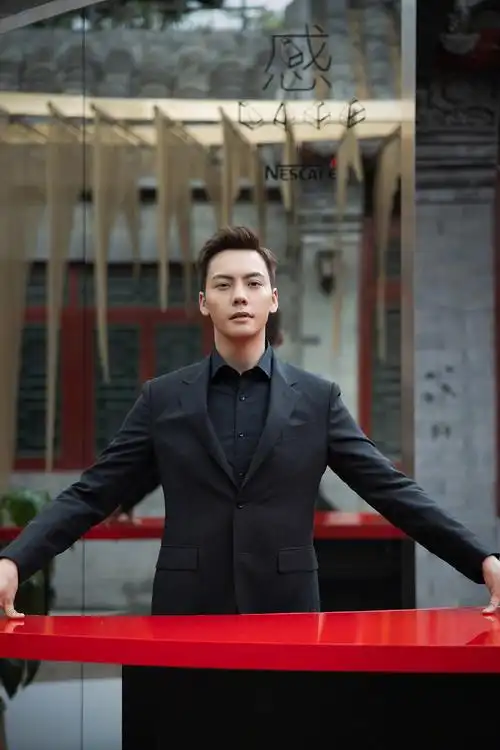 陈伟霆今日营业, 置身四合院场景, 简洁黑色西装, 咖啡香, 折纸扇.