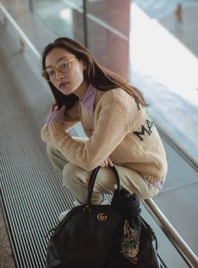 倪妮机场街拍,十分文艺又随性自然,超级喜欢这种风格