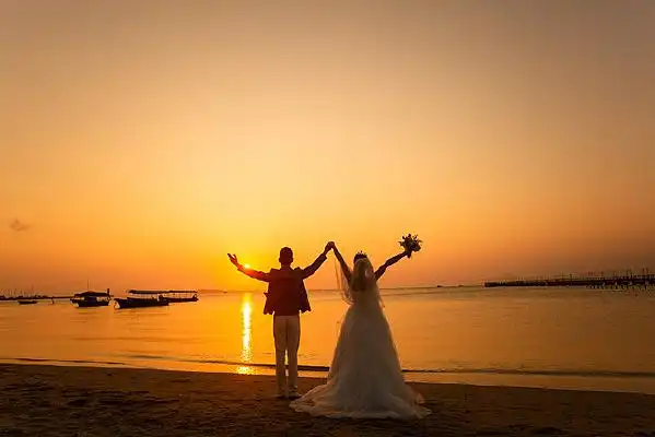 夕阳下情侣婚纱照